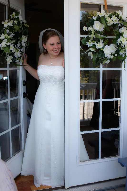 Limited Stock David's Bridal V9010